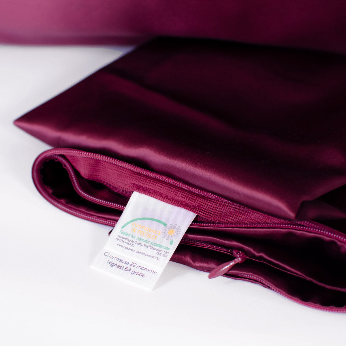 Burgundy 100% pure mulberry silk pillowcase, highest quality 22 Momme, soft and smooth, standard size 50x75cm, zipper closure, Oeko-Tex certified.