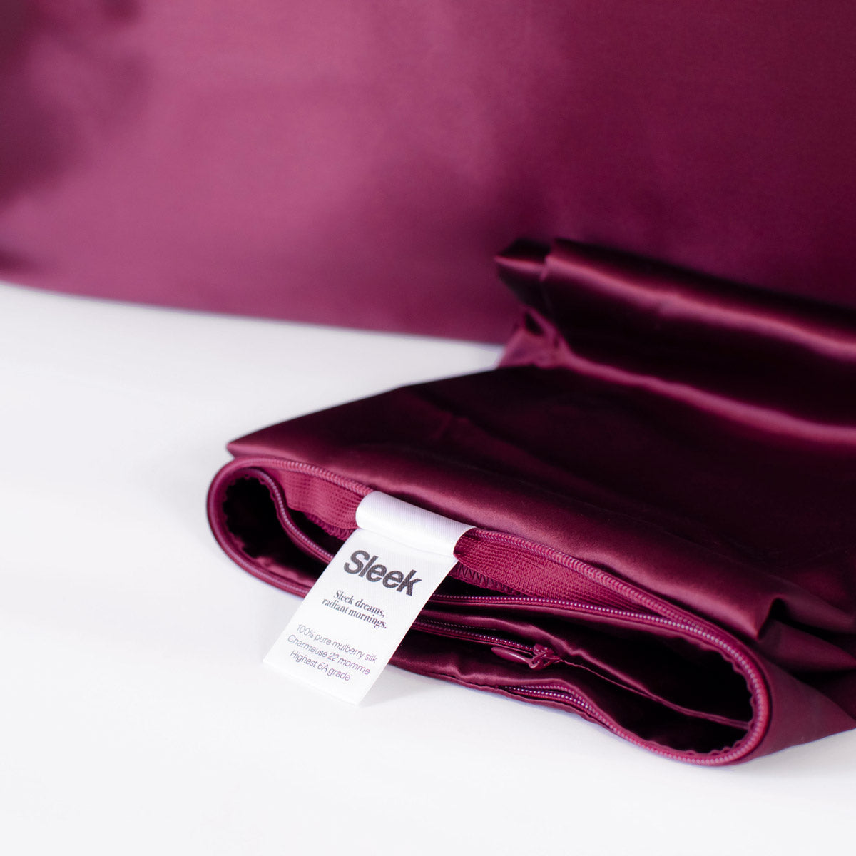 Burgundy 100% pure mulberry silk pillowcase, highest quality 22 Momme, soft and smooth, standard size 50x75cm, zipper closure.