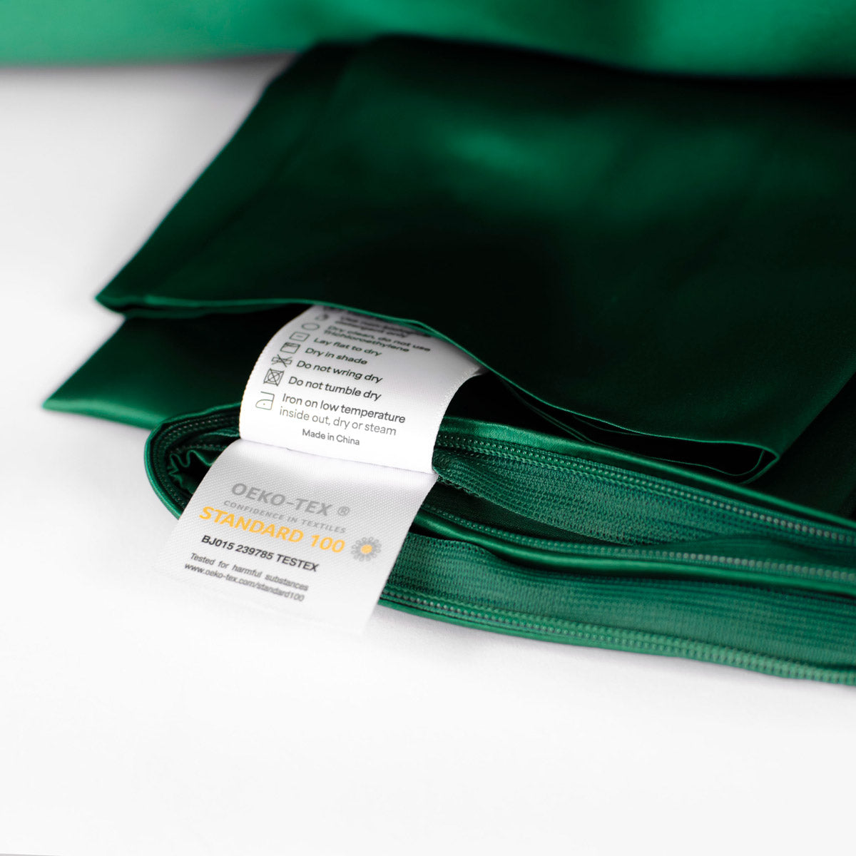 Emerald green 100% pure mulberry silk pillowcase, 22 Momme, soft and smooth, standard size 50x75cm, zipper closure, Oeko-Tex certified.