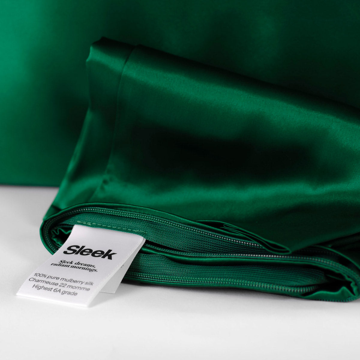 Emerald green 100% pure mulberry silk pillowcase, 22 Momme, soft and smooth, standard size 50x75cm, zipper closure.