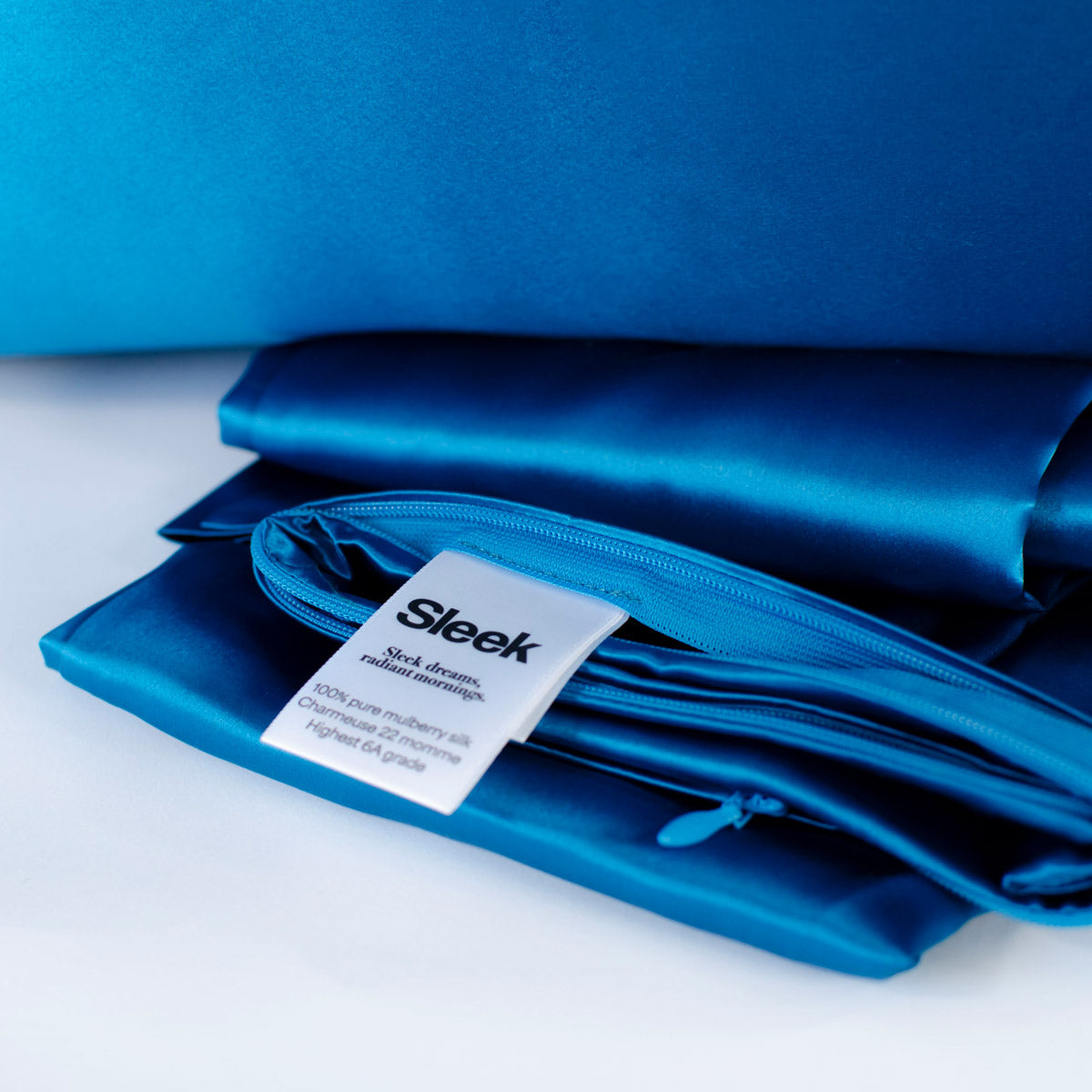 Peacock blue 100% pure mulberry silk pillowcase, 22 Momme, soft and smooth, standard size 50x75cm, zipper closure.