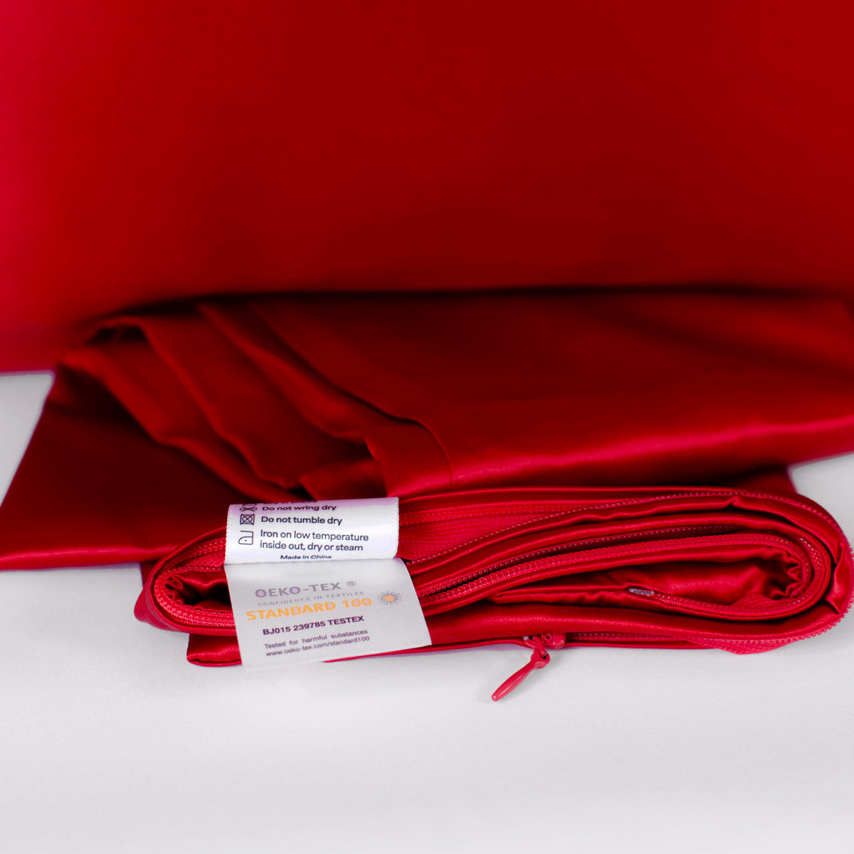 Red 100% pure mulberry silk pillowcase, 22 Momme, soft and smooth, standard size 50x75cm, zipper closure, Oeko-Tex certified.