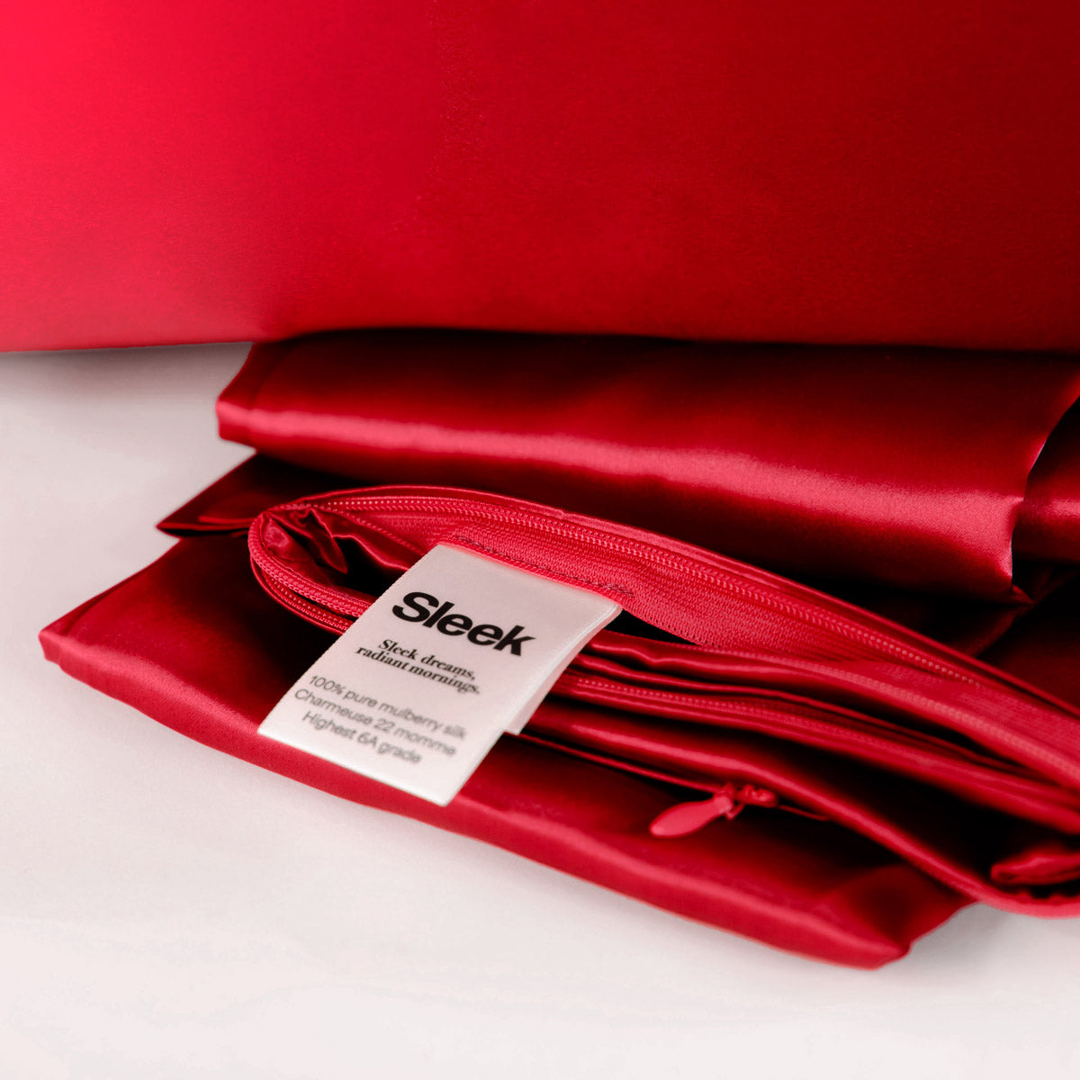 Red 100% pure mulberry silk pillowcase, 22 Momme, soft and smooth, standard size 50x75cm, zipper closure.
