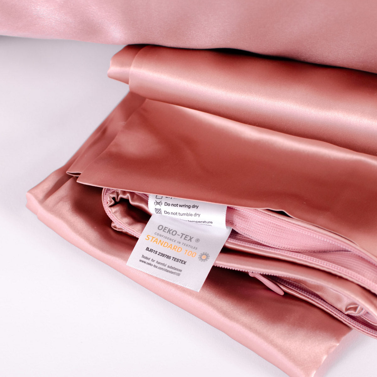 Rose gold 100% pure mulberry silk pillowcase, 22 Momme, soft and smooth, standard size 50x75cm, zipper closure, Oeko-Tex certified.