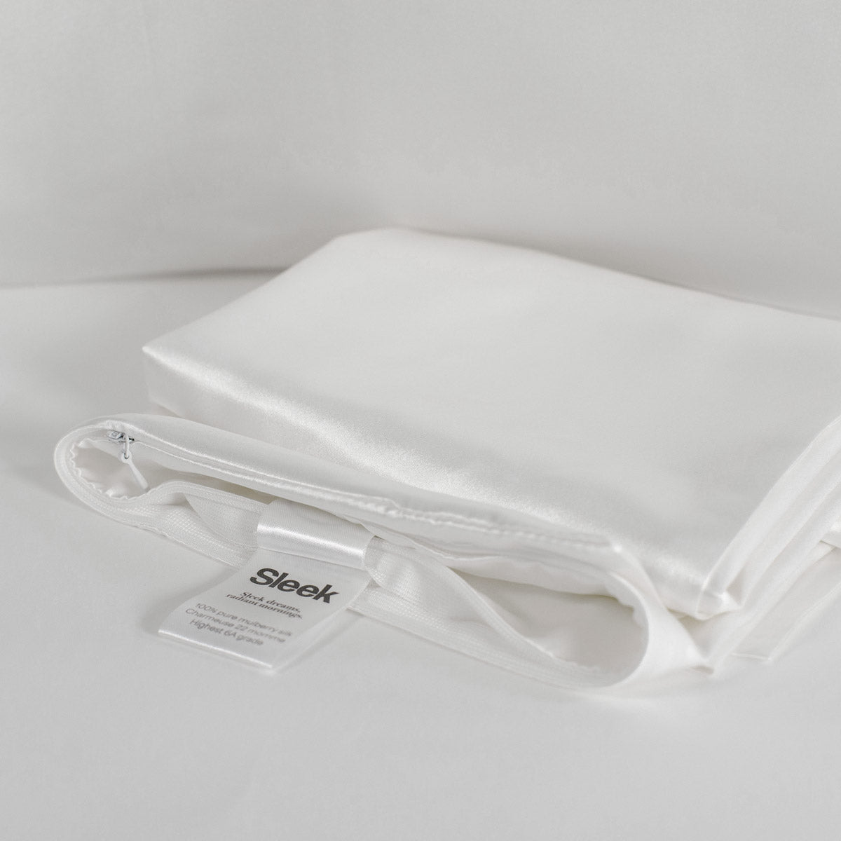 White 100% pure mulberry silk pillowcase, highest quality 22 Momme, soft and smooth, standard size 50x75cm, zipper closure.