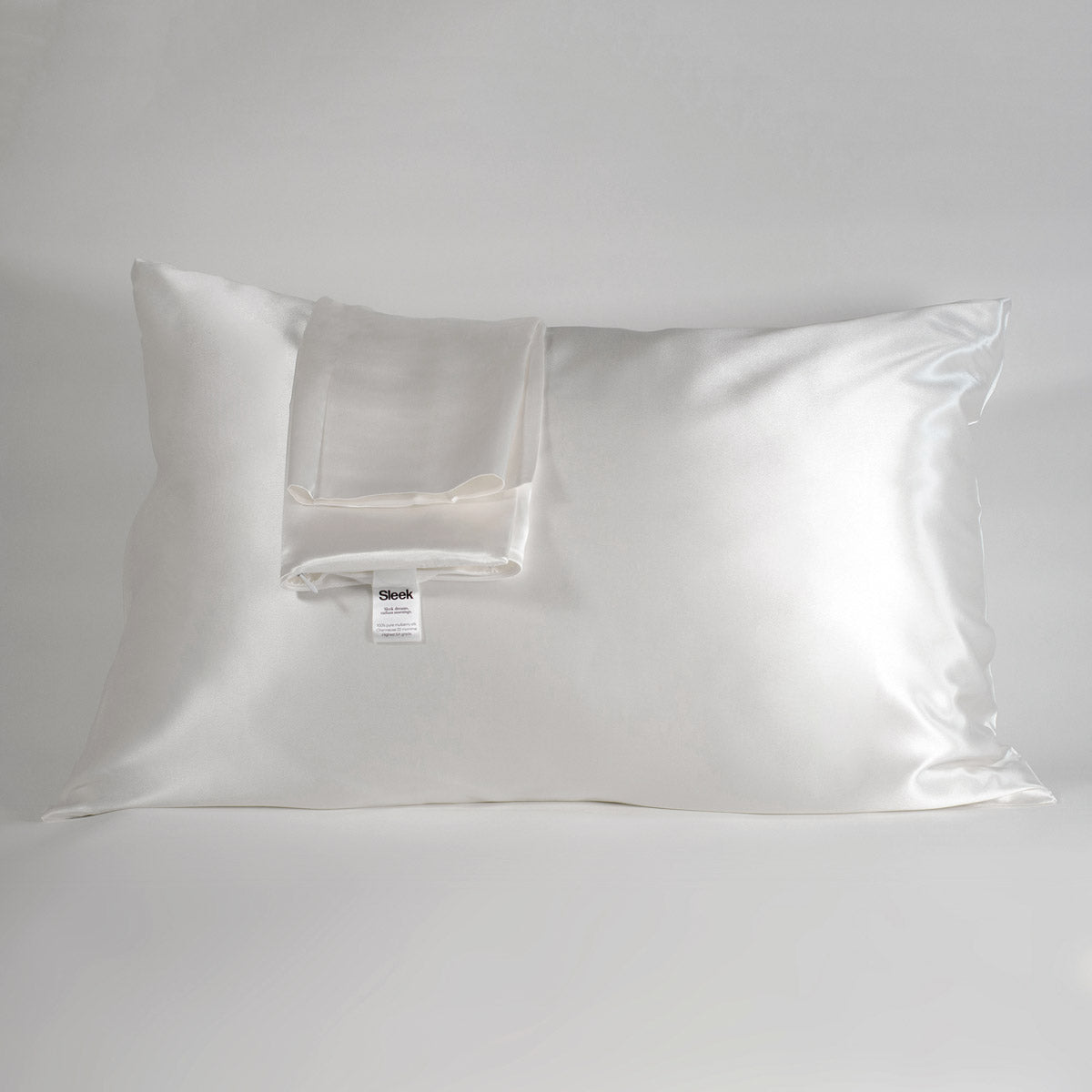 White 100% pure mulberry silk pillowcase, highest quality 22 Momme, soft and smooth, standard size 50x75cm, zipper closure.